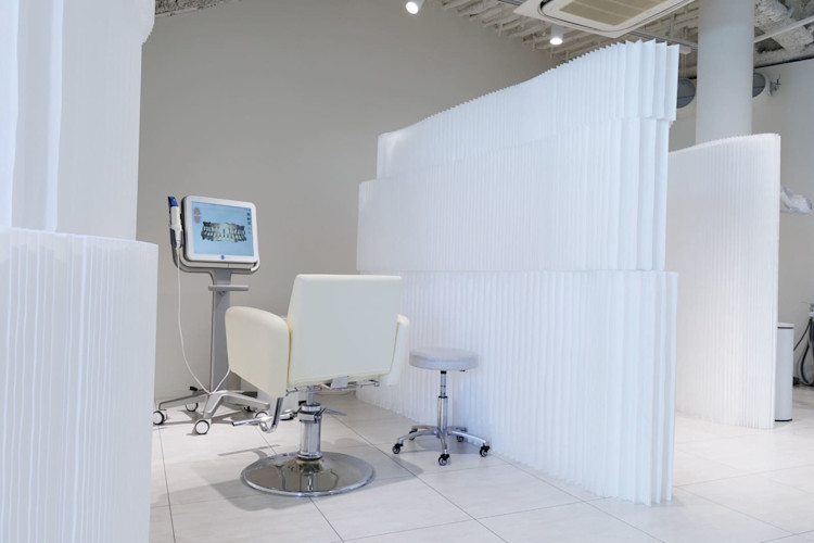 Oh my teeth表参道店の診察室:白いチェアとスキャン機器