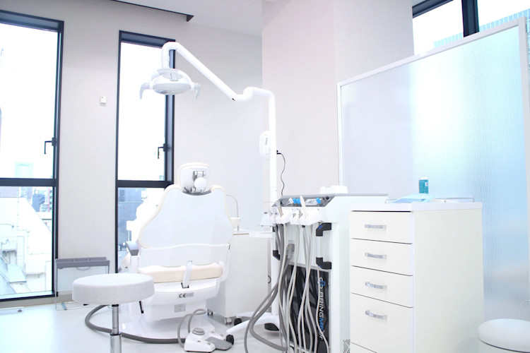 Oh my teeth梅田店の診察室:白い歯科ユニットと自然光が差し込む空間
