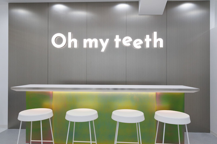 Oh my teeth池袋店のウェイティングエリア:「Oh my teeth」ネオンサインとカウンター