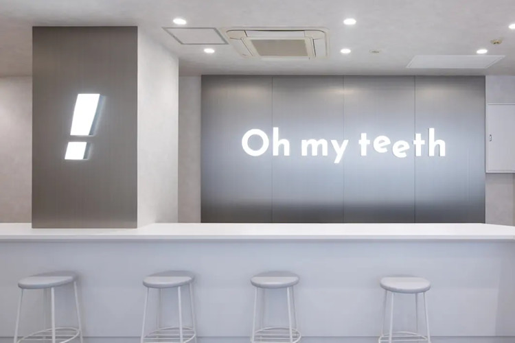 Oh my teeth新宿店のカウンターとウェイティングエリア