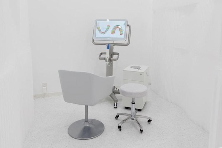 Oh my teeth池袋店の診察室:歯型スキャンモニターとコンサルティングチェア