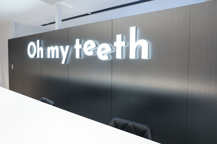 Oh my teeth名古屋店のエントランス:ネオンサインとカウンター