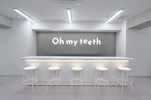 Oh my teeth大宮店のメインビジュアル:明るい店内エントランス