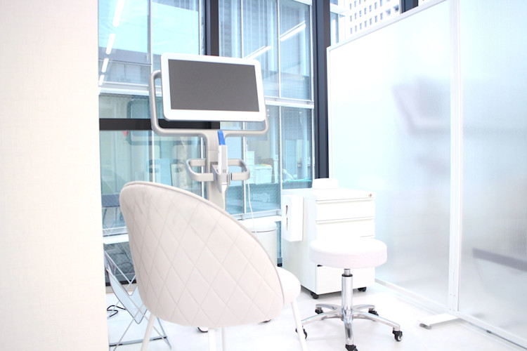 Oh my teeth大阪梅田矯正歯科の診察室:白いチェアとモニター